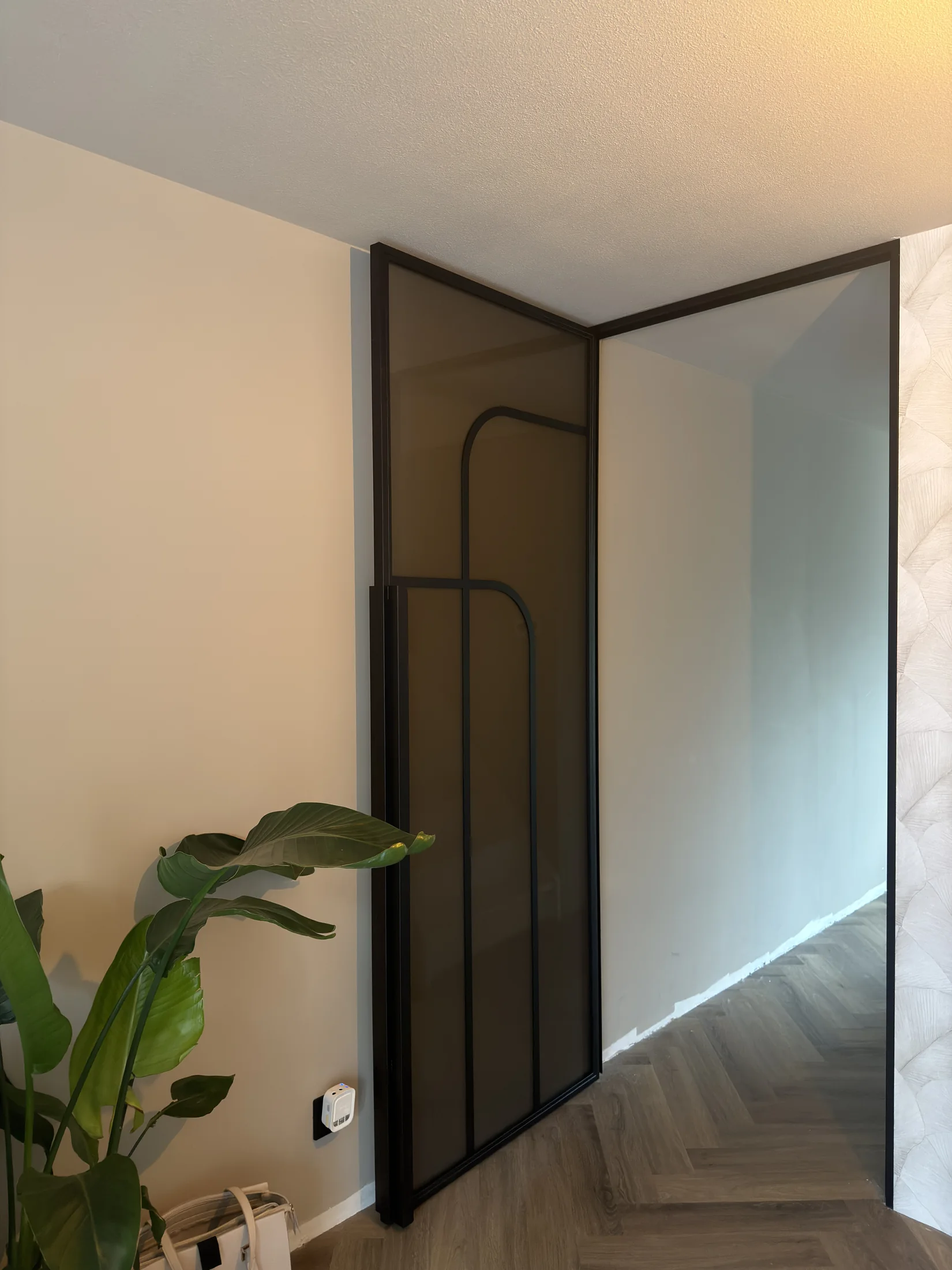 Geopende stalen scharnierdeur met afgeronde vakverdeling in een interieur
