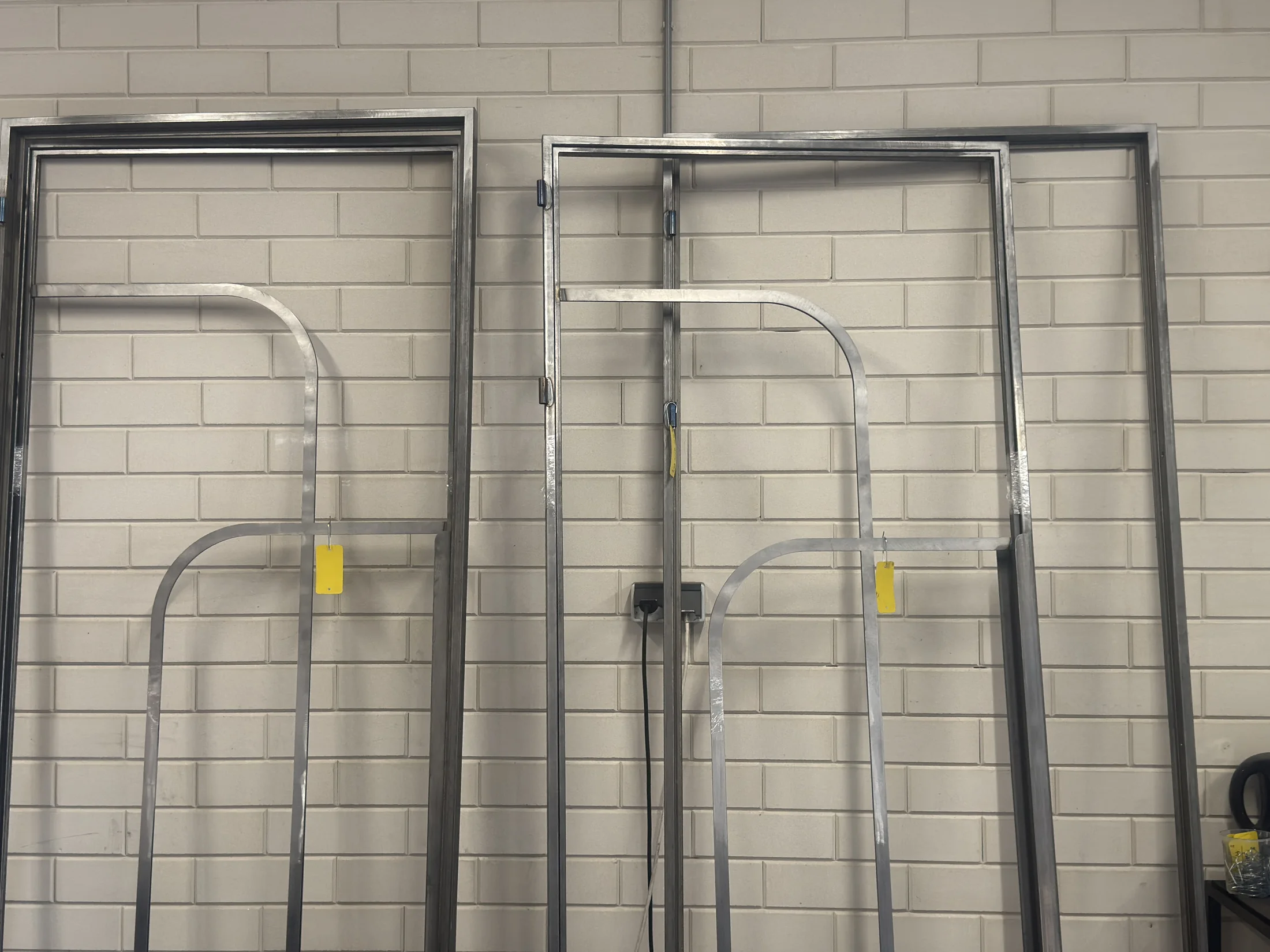 Stalen deurframes met gebogen vakverdeling tijdens de productie in de werkplaats
