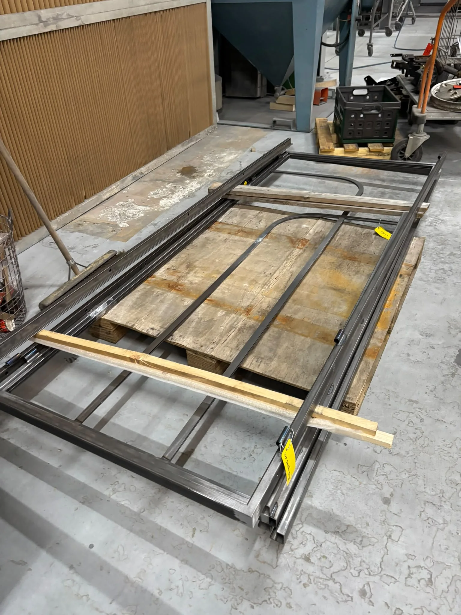 Geproduceerde stalen deurframes gereed voor glasbestelling en oppervlakteafwerking