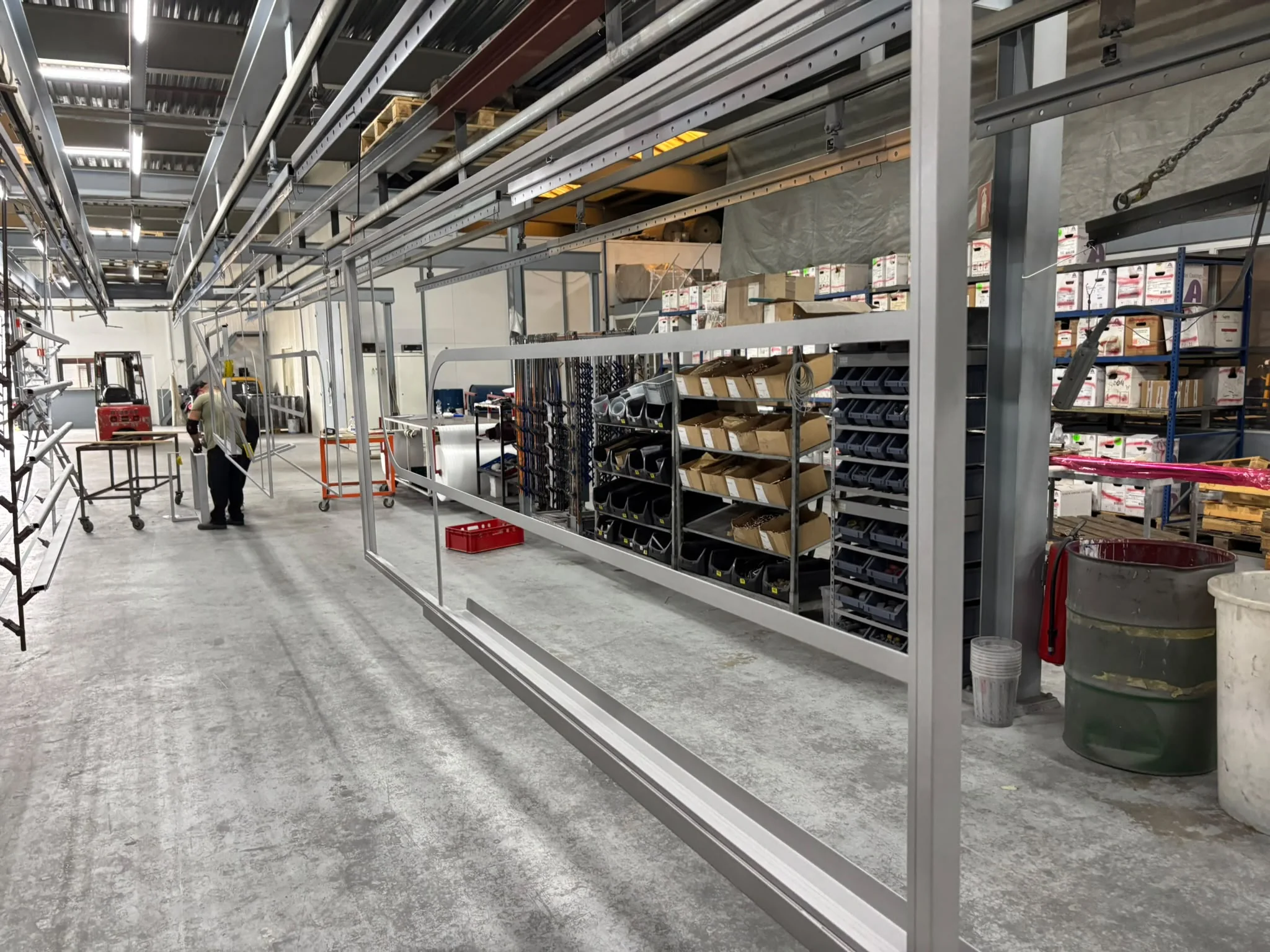 Stalen deurframe gereed voor het stralen als voorbehandeling voor poedercoating