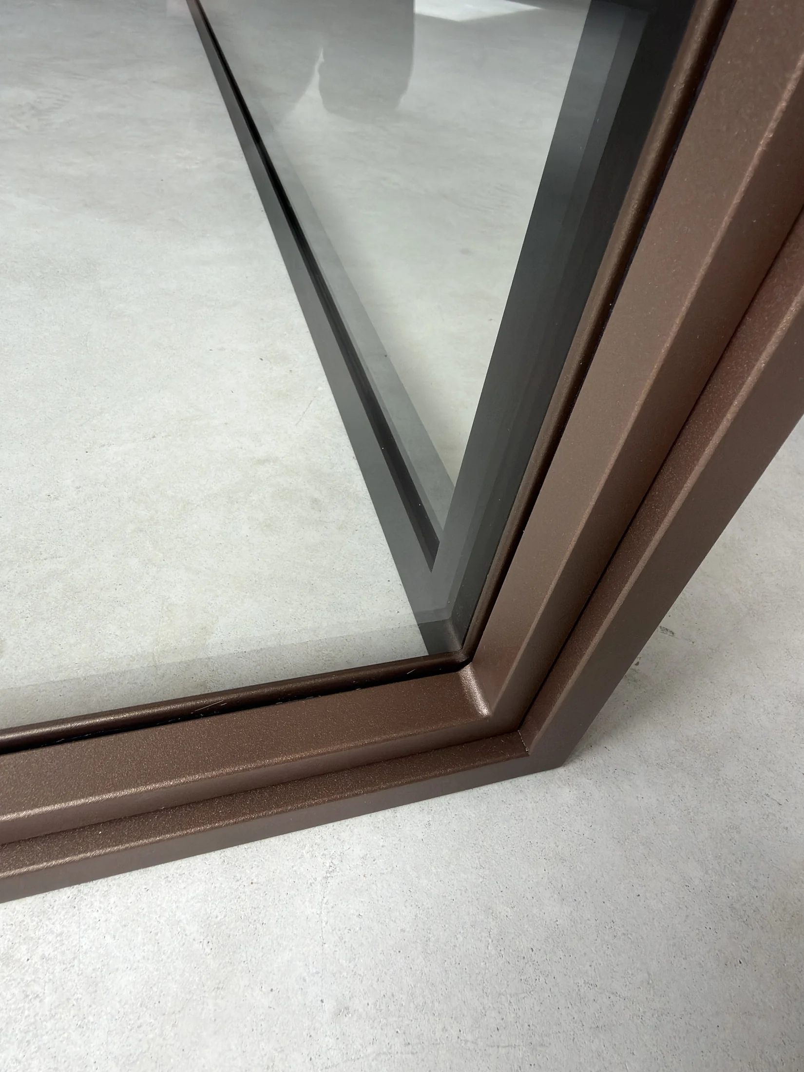 Detail van een exclusieve bruine coating en nette hoekafwerking van een stalen deur