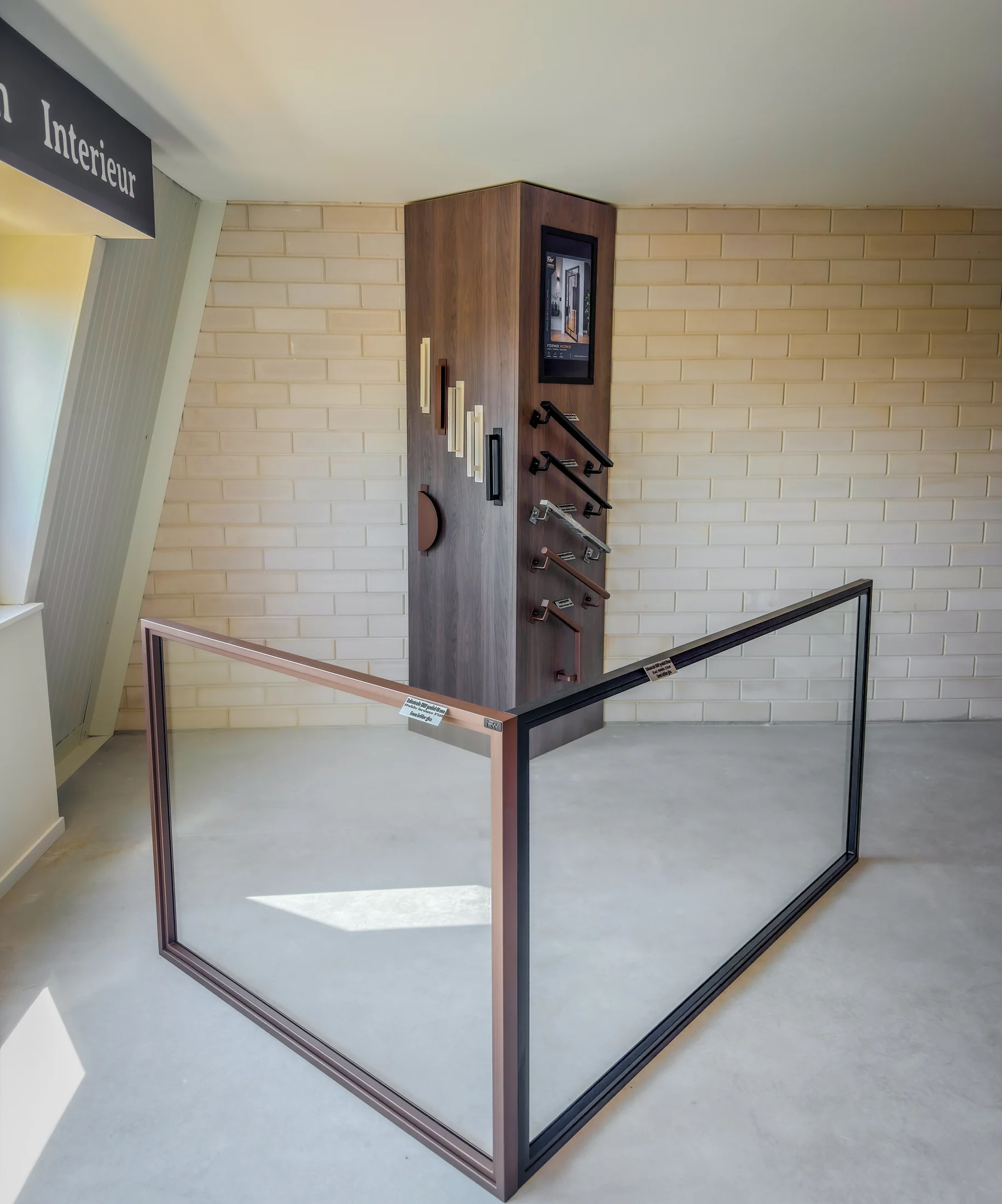 Showroomoverzicht met stalen deurframes en presentatie van grepen en coatings